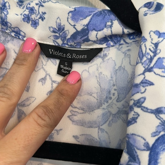 Violets & Roses Blue Floral top size small - Picture 4 of 4